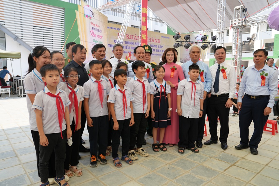 Đoàn công tác của TP Hà Nội chụp ảnh lưu niệm cùng cô, trò Trường Tiểu học Hà Nội-Điện Biên Phủ (công trình do TP Hà Nội hỗ trợ)