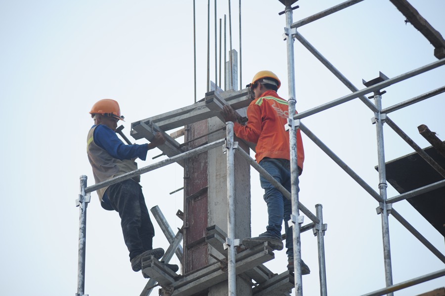 Công nhân ngành xây dựng tại một dự án trên địa bàn quận Thanh Xuân, Hà Nội. Ảnh: Công Hùng 