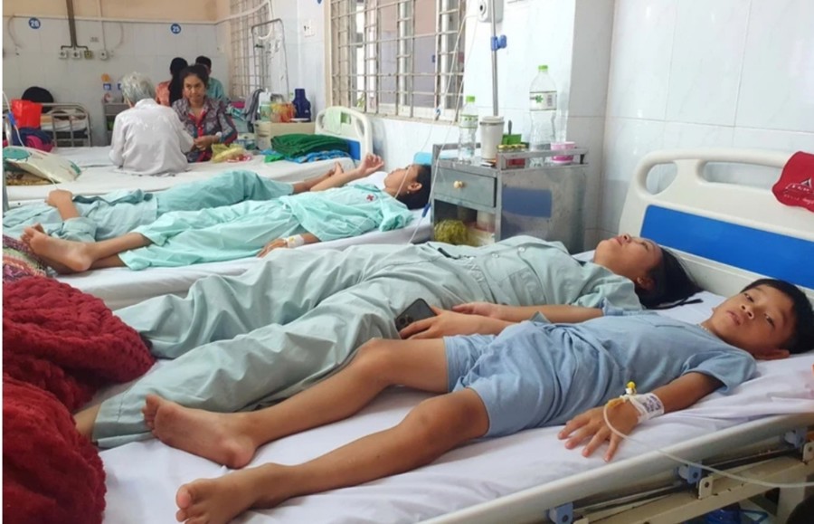 Các bệnh nhân đang điều trị tại Bệnh viện đa khoa Long Khánh sau khi ăn bánh mì.