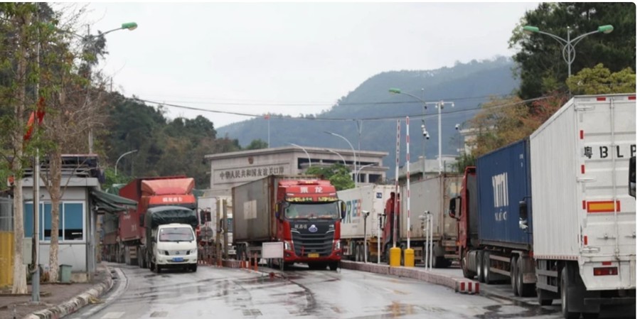 Phương tiện chở hàng hóa xuất nhập khẩu qua cửa khẩu quốc tế Hữu Nghị, tỉnh Lạng Sơn. 