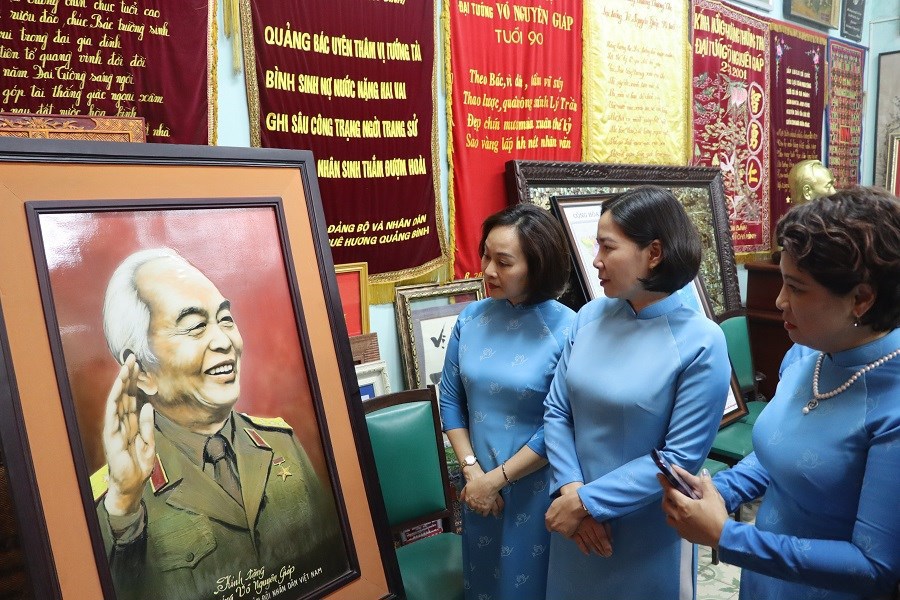 Đoàn công tác của Hội LHPN TP Hà Nội bên bức ảnh Đại tướng Võ Nguyên Giáp