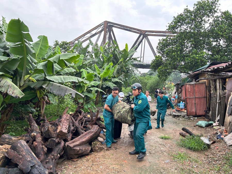 Lực lượng chức năng phường Phúc Xá, quận Ba Đình tiến hành giải tỏa lấn chiếm khu vực bãi ven sông Hồng. 