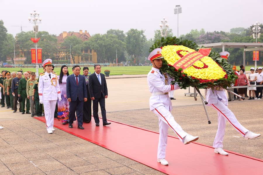 Vòng hoa của Đoàn đại biểu Thành ủy, HĐND, UBND, Ủy ban MTTQ Việt Nam TP Hà Nội mang dòng chữ “Đời đời nhớ ơn Chủ tịch Hồ Chí Minh vĩ đại”. 