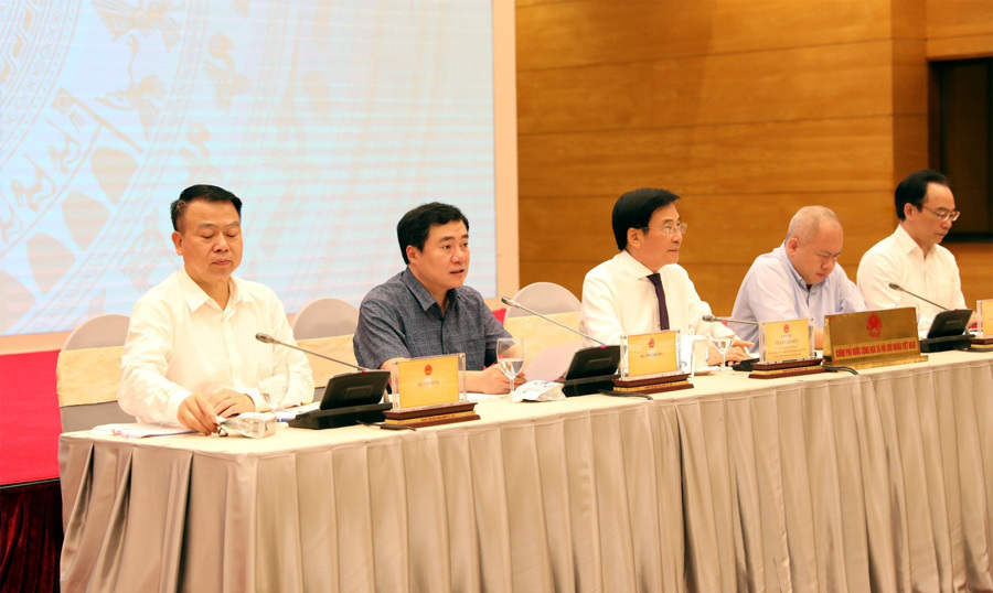 Thứ trưởng Bộ Công thương Nguyễn Sinh Nhật Tân thông tin tại họp báo. 