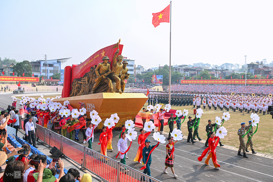 Lễ tổng duyệt diễu binh, diễu hành kỷ niệm 70 năm chiến thắng Điện Biên Phủ diễn ra tại sân vận động tỉnh Điện Biên. Ảnh: Giang Huy