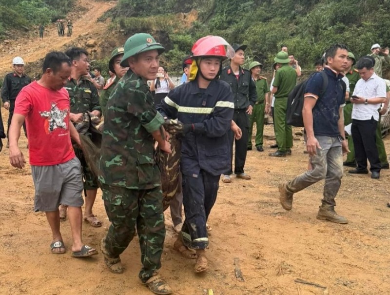 Các lực lượng chức năng tổ chức ứng cứu các nạn nhân trong vụ sạt lở đất tại dự án đường dây 500kV ở thị xã Kỳ Anh, tỉnh Hà Tĩnh 