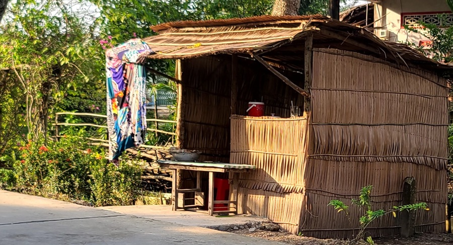 Một gian hàng chợ quê ven đường đang dọn bán buổi sáng ở xã Tân Phong, thị xã Giá Rai Bạc Liêu (Hoàng Nam) 