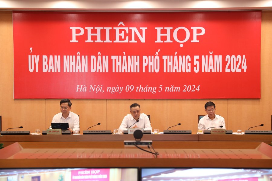 Chủ tịch UBND TP Hà Nội Trần Sỹ Thanh chủ trì phiên họp. 