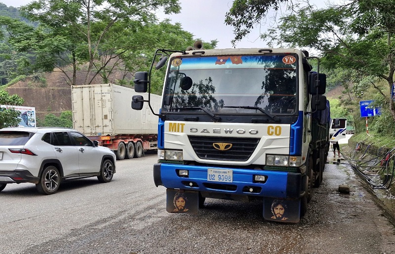 Phương tiện vận tải biển kiểm soát Lào ngang nhiên dừng đỗ ngược chiều trên tuyến Quốc lộ 12A tại khu vực ngã ba Khe Ve, huyện Minh Hóa