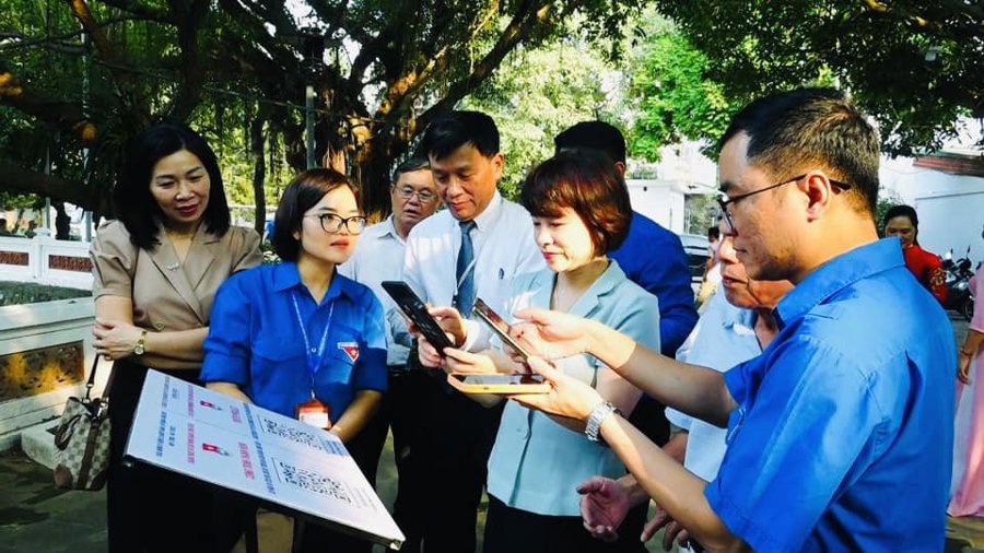 Đoàn thanh niên quận Long Biên giới thiệu về số hóa di tích đền Trấn Vũ và chùa Cự Linh - phường Thạch Bàn. Ảnh: Ngọc Như