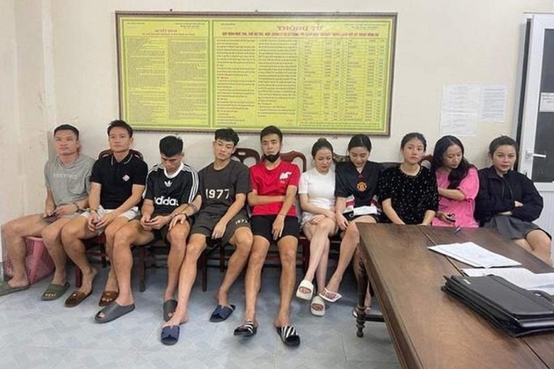 Năm cầu thủ và phụ nữ bị Công an TP Hà Tĩnh bắt giữ vì có hành vi sử dụng ma túy (ảnh Công an Hà Tĩnh)