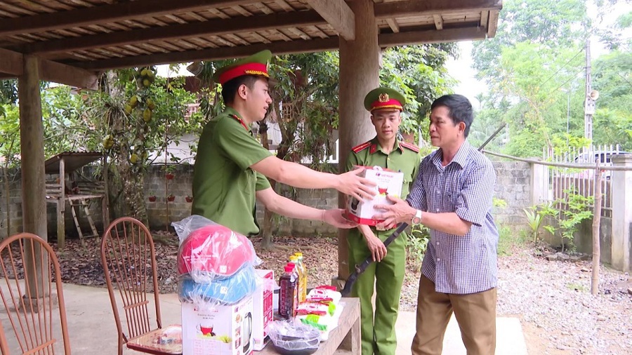 Ông Cao Minh Hưng ở khu Nghèo, thị trấn Hồi Xuân giao nộp súng cho lực lượng Công an để "đổi súng lấy quà". Ảnh: CATH