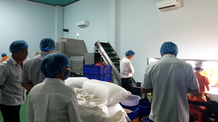 Cơ quan chức năng kiểm tra nhà hàng Hồng Vinh, nơi nghi ngờ đoàn du khách 750 người ăn nhầm những món hải sản gây ra ngộ độc.