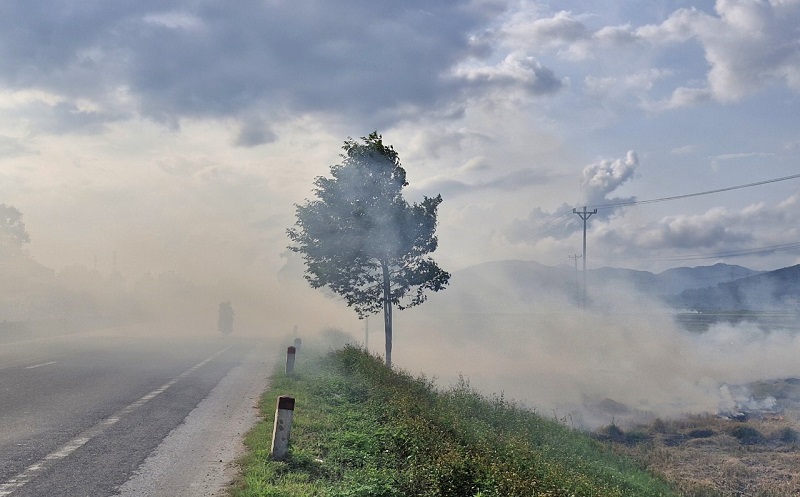 Khói bụi do đốt rơm rạ bủa vây Quốc lộ 1A đoạn qua xã Vượng Lộc, huyện Can Lộc