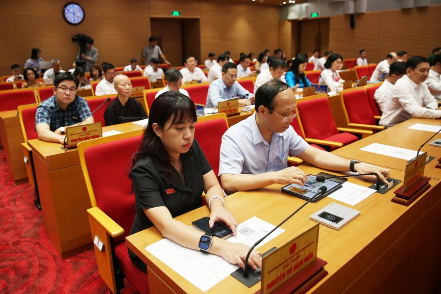 Các đại biểu HĐND TP Hà Nội biểu quyết thông qua Nghị quyết. 