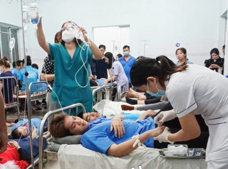 Công nhân đang nhập việc điều trị tại Trung tâm y tế huyện Trảng Bom tối 15/5/2024. Ảnh: Người Đồng Nai.