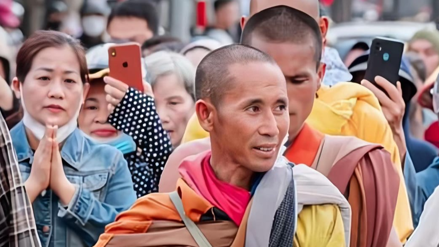 Trong những ngày qua, hình ảnh về người đàn ông mang hình dáng nhà sư đi bộ hành dọc tuyến đường từ Khánh Hòa ra Hà Giang và ngược lại gây nhiều ý kiến trái chiều.