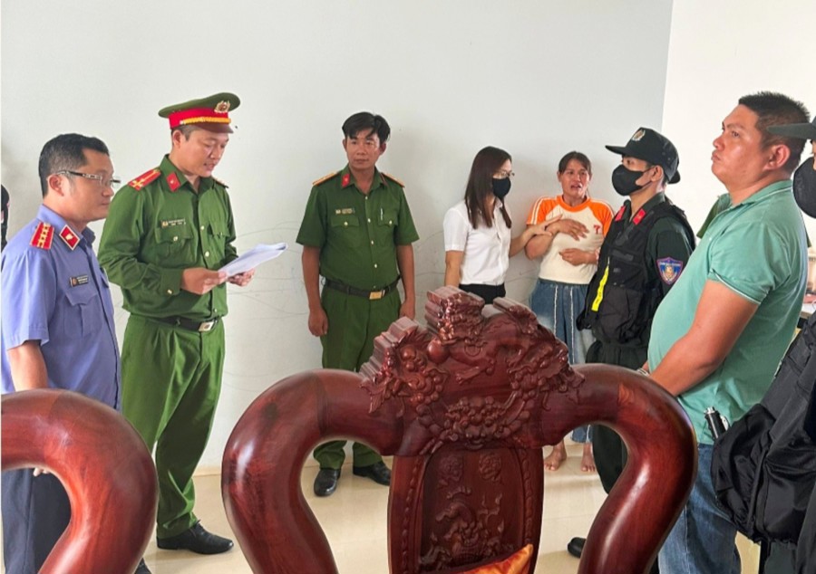 Lực lượng chức năng thi hành quyết định khởi tố, lệnh bắt bị can để tạm giam và lệnh khám xét thêm đối với 4 bị can để điều tra hành vi sai phạm trong khai thác cát tại xã Sơn Mỹ, huyện Hàm Tân, tỉnh Bình Thuận.