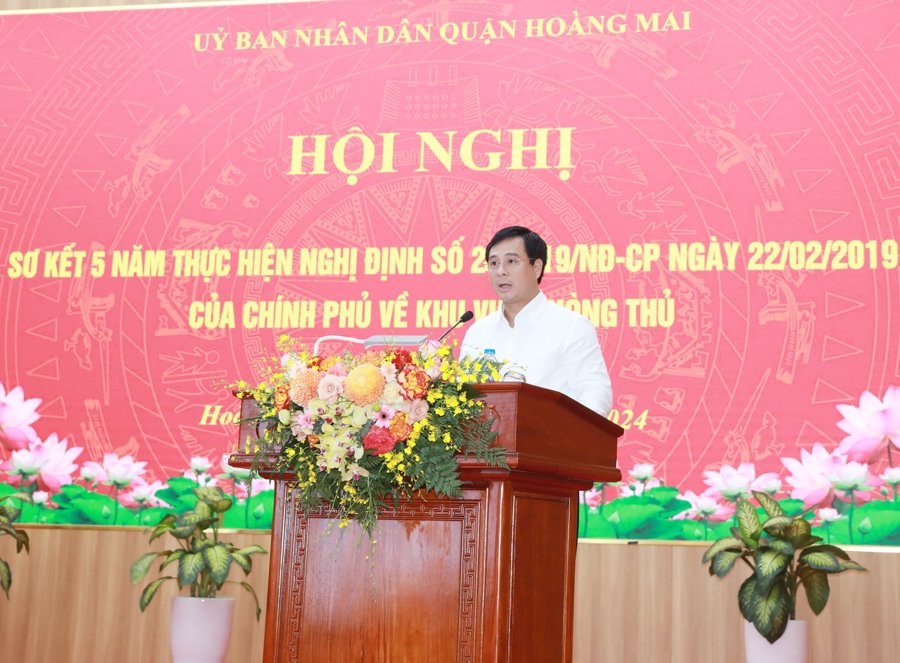 Chủ tịch UBND quận Hoàng Mai, Trưởng ban chỉ đạo về khu vực phòng thủ quận Hoàng Mai phát biểu tại hội nghị. Ảnh TA