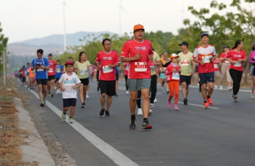 Vận động viên tham gia dự giải Marathon Stop And Run Marathon Bình Thuận 2023. Đây là giải thường niên tổ chức tại những cung đường biển tuyệt đẹp của tỉnh Bình Thuận.