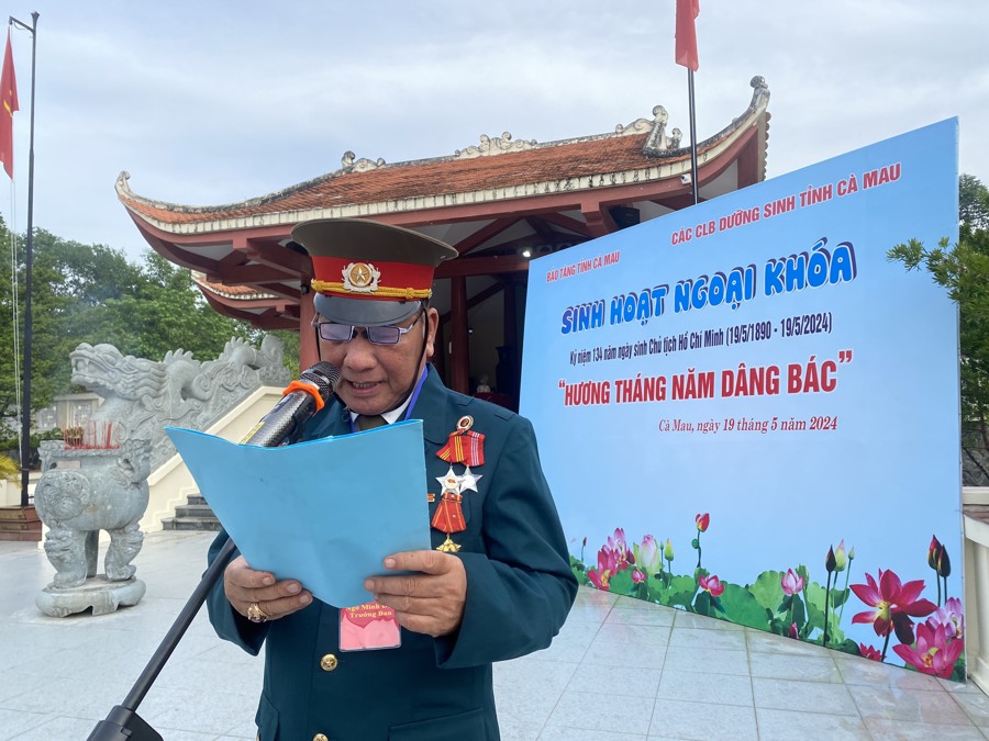 Báo công dâng Bác sáng ngày 19/5/2024 tại Khu tưởng nịêm Chủ tịch Hồ Chí Minh ở phường 1 TP Cà Mau (Hoàng Nam)