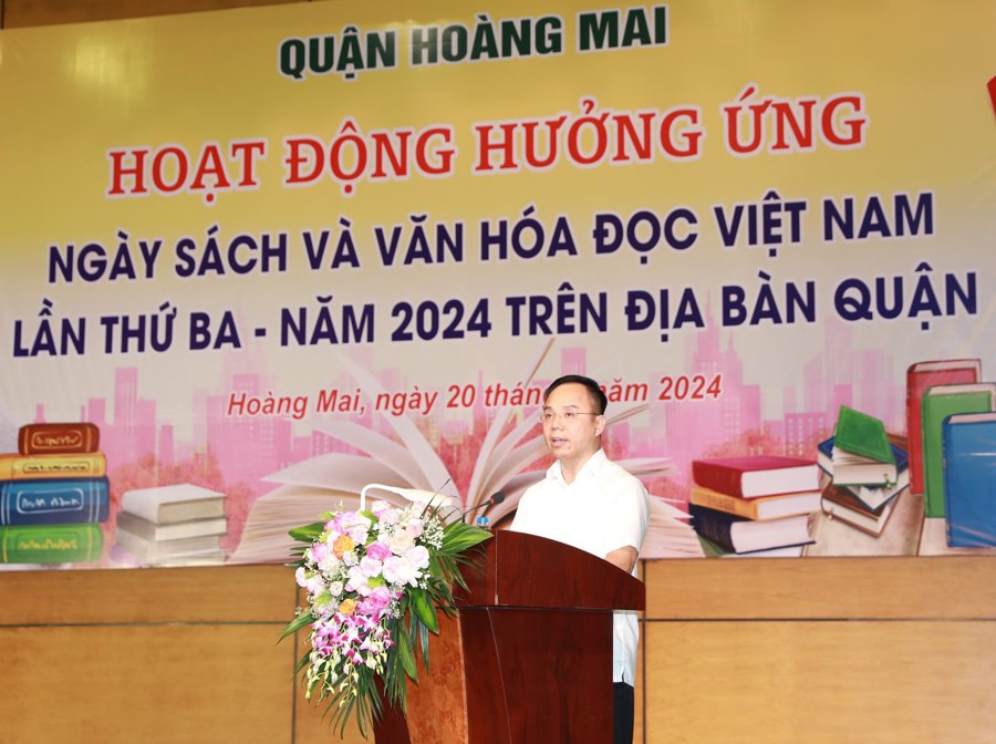 Phó Chủ tịch UBND quận Hoàng Mai Võ Xuân Trọng phát biểu tại lễ phát động. Ảnh TA
