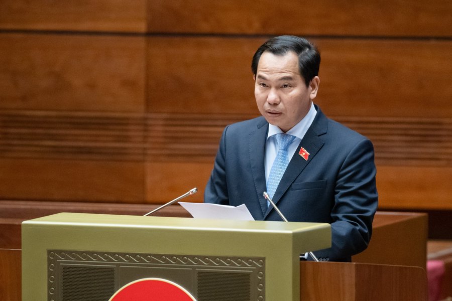 Chủ nhiệm Ủy ban Tài chính ngân sách của Quốc hội Lê Quang Mạnh trình bày báo cáo thẩm tra - Ảnh: Quochoi.vn