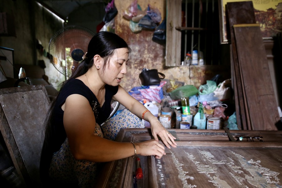 Người lao động đang làm nghề khảm trai tại xã Chuyên Mỹ, huyện Phú Xuyên, Hà Nội. 
