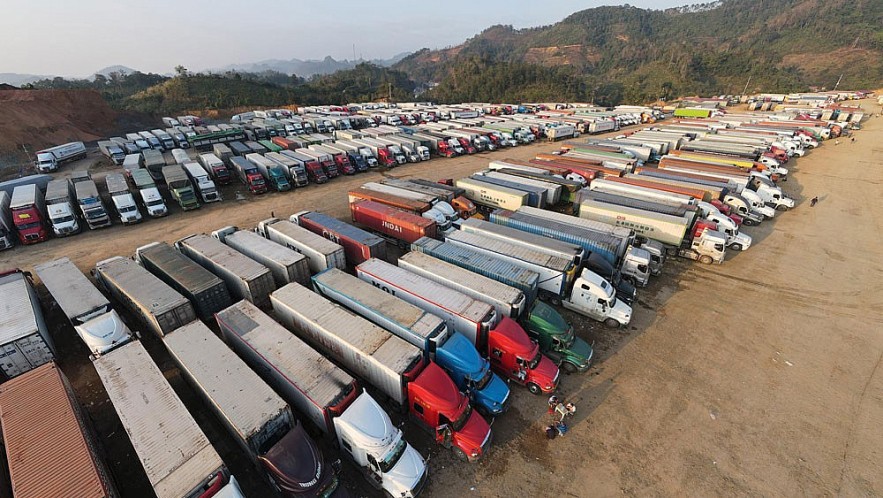 Các xe nông sản nối đuôi nhau chờ xuất khẩu tại cửa khẩu Tân Thanh (Lạng Sơn).