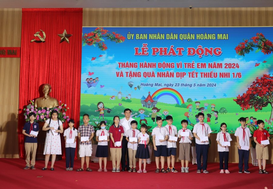 Chủ tịch UBND quận Hoàng Mai Nguyễn Minh Tâm tặng quà cho trẻ em có hoàn cảnh đặc biệt và trẻ em trong các hộ gia đình cận nghèo. Ảnh HM