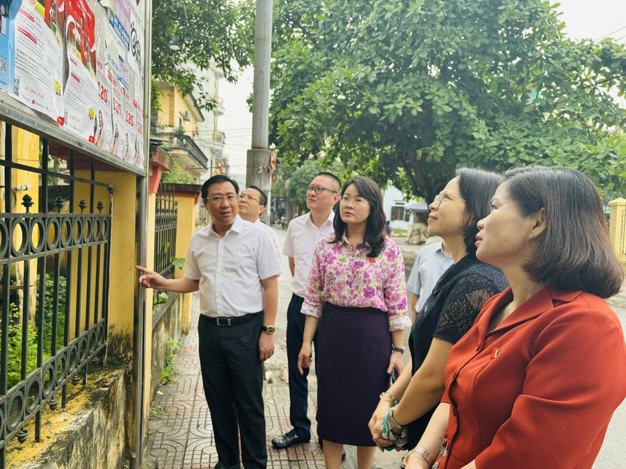 Đoàn giám sát tiến hành khảo sát điểm dán biển quảng cáo rao vặt miễn phí tại thị trấn Thường Tín