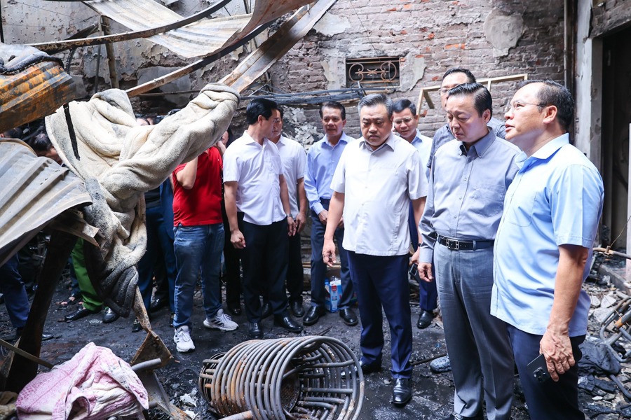 Phó Thủ tướng Chính phủ Trần Hồng Hà và Chủ tịch UBND TP Hà Nội Trần Sỹ Thanh trực tiếp kiểm tra hiện trường, chỉ đạo khắc phục hậu quả sau vụ cháy.