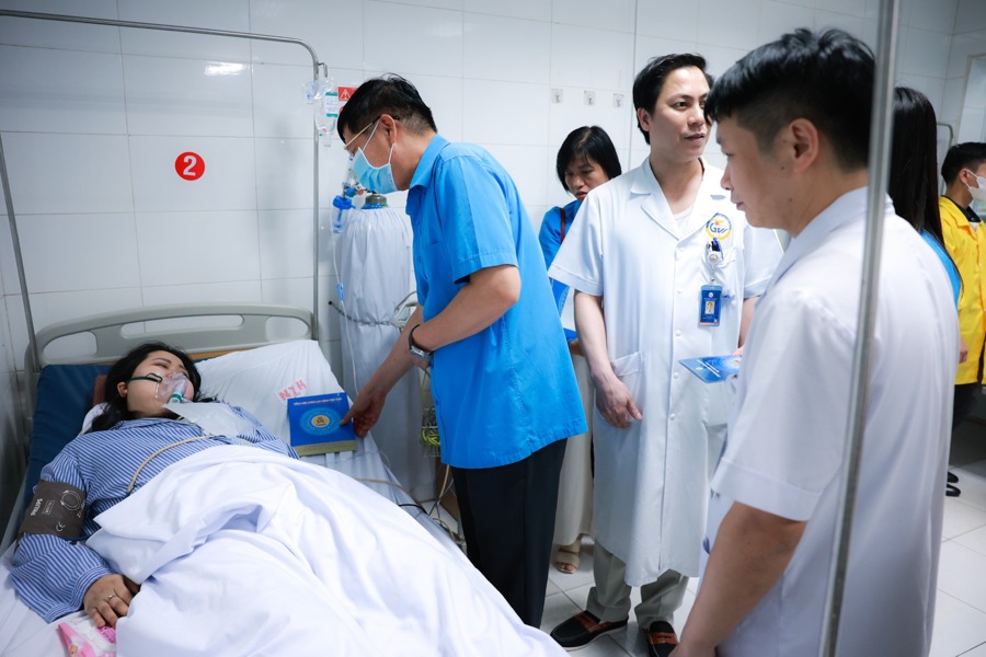 Phó Chủ tịch Tổng LĐLĐ Việt Nam Phan Văn Anh động viên, thăm hỏi, trao hỗ trợ tới đoàn viên công đoàn đang điều trị tại Bệnh viện Giao thông - Vận tải
