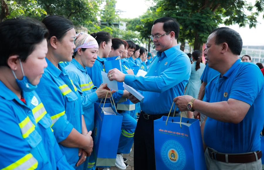 Chủ tịch Tổng LĐLĐ Việt Nam Nguyễn Đình Khang trao quà tới công nhân môi trường Hà Nội