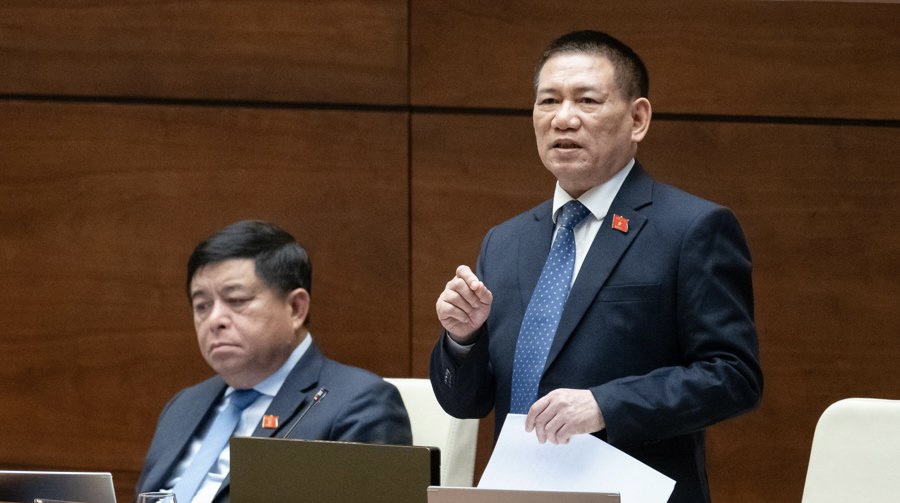 Bộ trưởng Bộ Tài chính Hồ Đức Phớc giải trình, làm rõ một số nội dung đại biểu Quốc hội nêu - Ảnh: Quochoi.vn