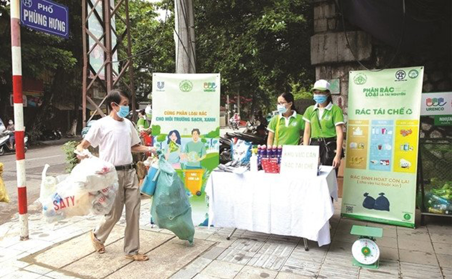 Tại quận Hoàn Kiếm, các điểm thu gom chất thải nguy hại được đặt tại trụ sở UBND các phường.