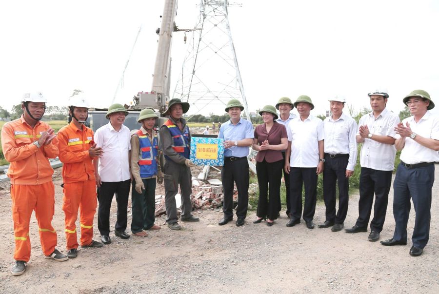 Đồng chí Bí thư Tỉnh ủy và đoàn kiểm tra tặng quà động viên công nhân đang thi công trên công trường đường điện 500kV địa phận xã Song Lãng.