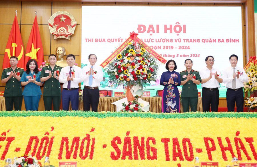 Phó Bí thư Thường trực Thành ủy Nguyễn Thị Tuyến tặng hoa chúc mừng Đại hội. 