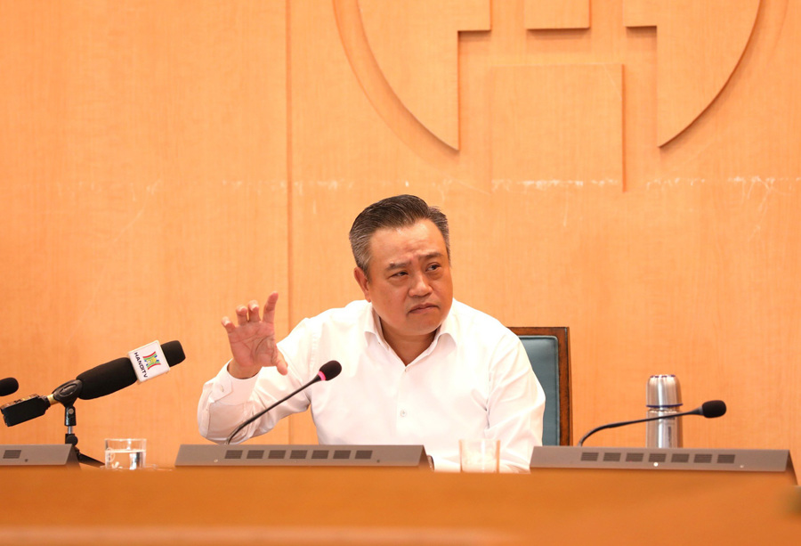 Chủ tịch UBND TP Hà Nội Trần Sỹ Thanh phát biểu tại phiên họp.