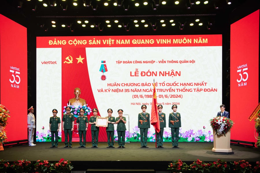 Tập đoàn Viettel vinh dự được nhận Huân chương Bảo vệ Tổ quốc hạng Nhất. Ảnh: ĐT