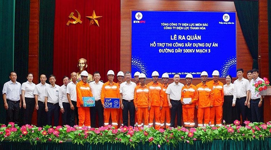 Lãnh đạo Công ty Điện lực Thanh Hoá trao quà động viên lực lượng tham gia đội xung kích.
