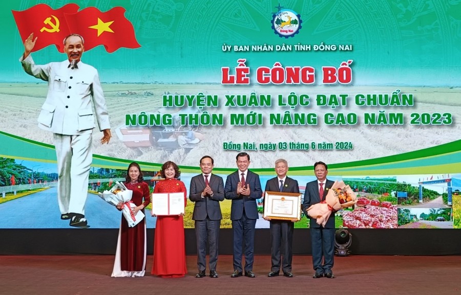 Phó thủ tướng Chính phủ Trần Lưu Quang (thứ 3 từ trái qua) cùng Bí thư Tỉnh ủy Nguyễn Hồng Lĩnh trao quyết định và khen thưởng của Thủ tướng Chính phủ cho huyện Xuân Lộc đạt chuẩn nông thôn mới nâng cao năm 2023.