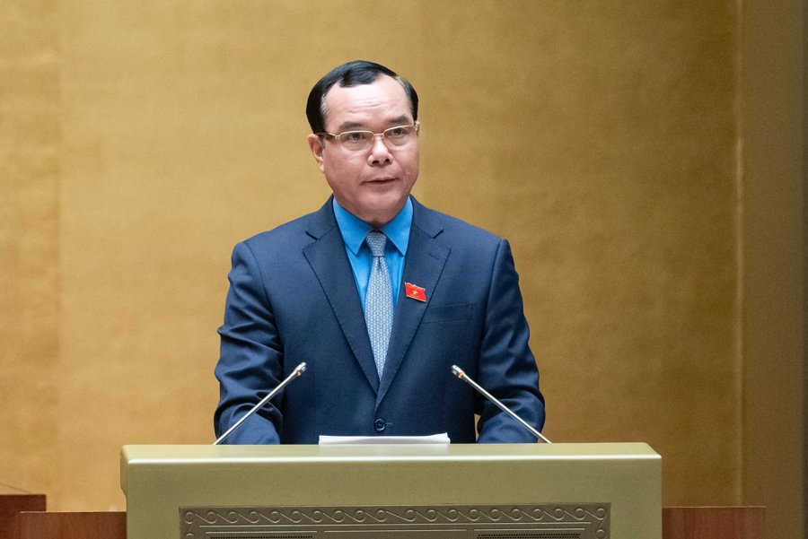 Chủ tịch Tổng LĐLĐ Việt Nam Nguyễn Đình Khang trình bày Tờ trình Dự thảo Luật Công đoàn (sửa đổi) - Ảnh: Quochoi.vn