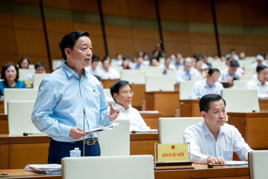 Phó Thủ tướng Chính phủ Trần Hồng Hà phát biểu giải trình làm rõ một số vấn đề đại biểu quan tâm. 
