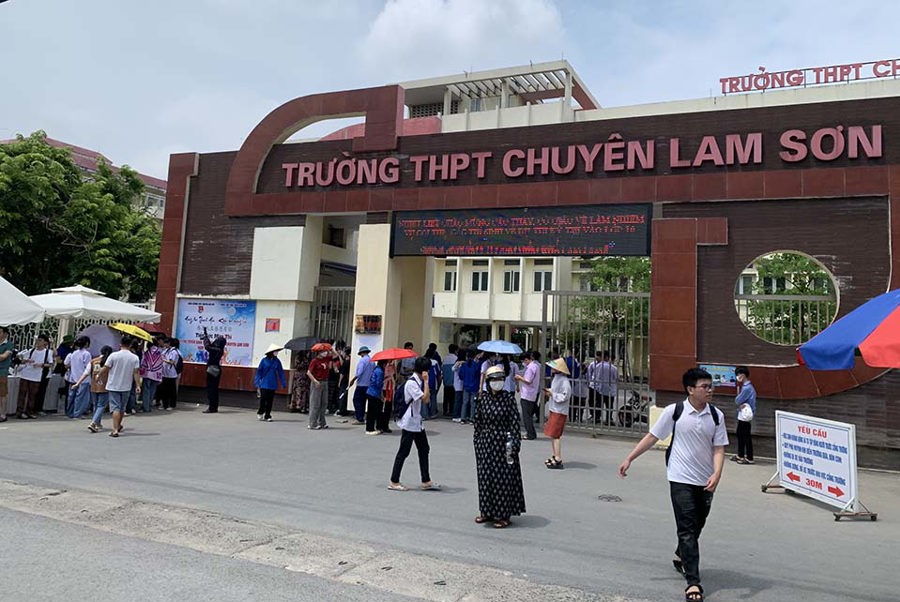Cổng trường THPT Lam Sơn, Thanh Hóa.