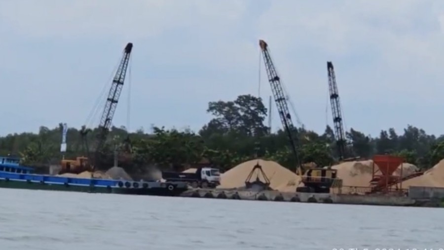 Bến thủy nội địa Bảo Minh Thịnh tại xã Phú Thạnh, huyện Nhơn Trạch, tỉnh Đồng Nai hoạt động quy mô lớn nhưng không có giấy phép của cơ quan chức năng.
