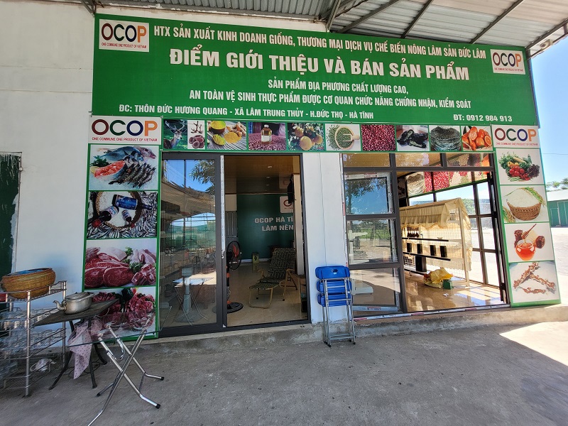 Điểm giới thiệu và bán sản phẩm OCOP của Hợp tác xã kinh doanh giống, thương mại dịch vụ chế biến nông lâm sản Đức Lâm ở xã Lâm Trung Thủy, huyện Đức Thọ rất vắng khách đến giao dịch, mua bán