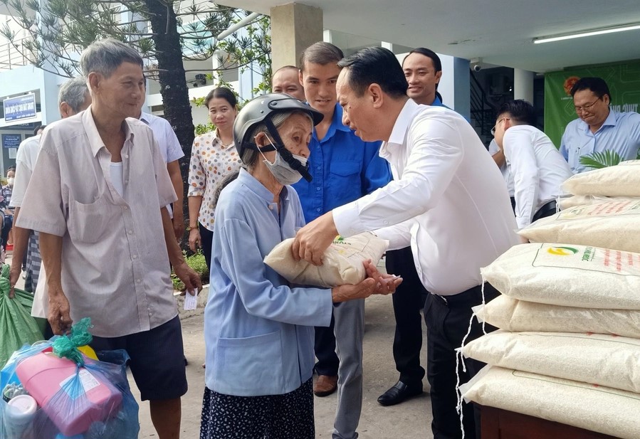 Ông Phạm Văn Thiều - Chủ tịch UBND tỉnh Bạc Liêu đang trao quà cho người dân trong chương trình "đổi rác lấy gạo" Ngày Môi trường thế giới 5/6/2024 (Hoàng Nam)