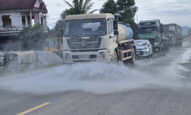 Trên tuyến Tỉnh lộ ĐT550 đoạn qua xã Lưu Vĩnh Sơn, huyện Thạch Hà phương tiện vận tải phục vụ thi công dự án cao tốc Bắc- Nam hoạt động tấp nập, gây ô nhiễm bụi bặm, ảnh hưởng đến đời sống, sinh hoạt và đi lại của người dân