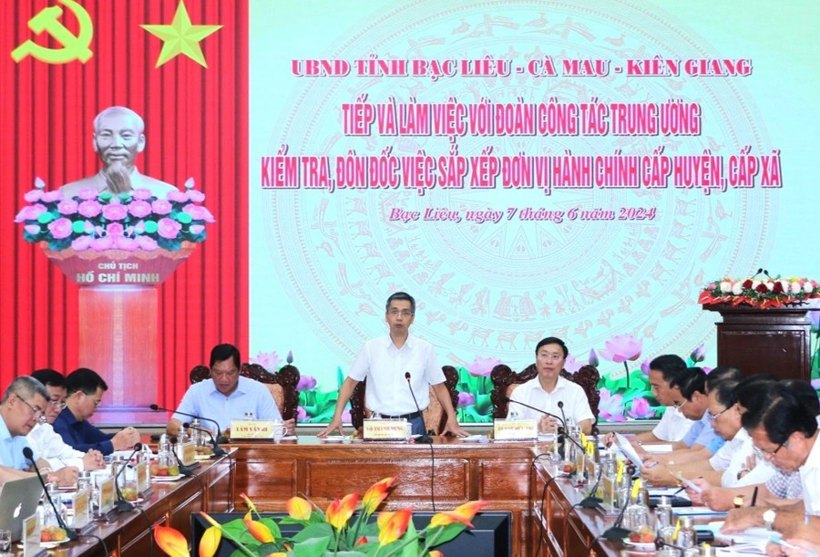 Ông Võ Thành Hưng Thứ trưởng Bộ Tài chính cùng đoàn công tác Trung ương làm việc với các tỉnh Bạc Liêu, Cà Mau, Kiên Giang tại TP Bạc Liêu ngày 7/6 (Hoàng Nam).